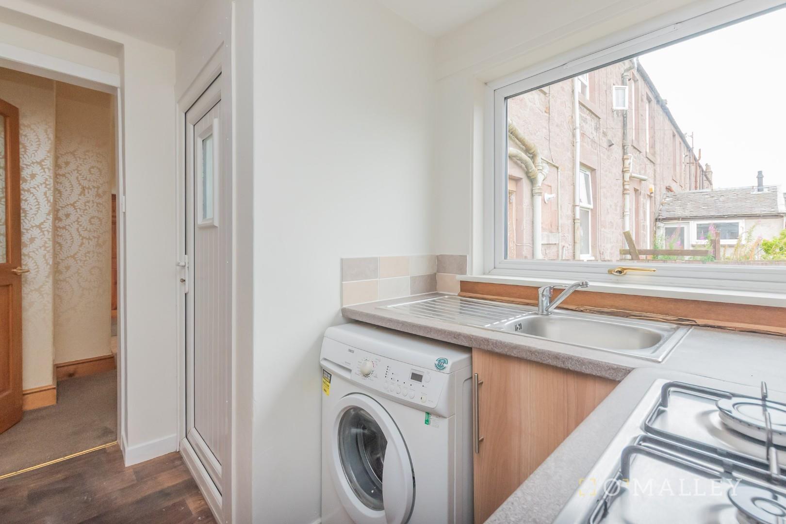 10. Kitchen 2.jpg